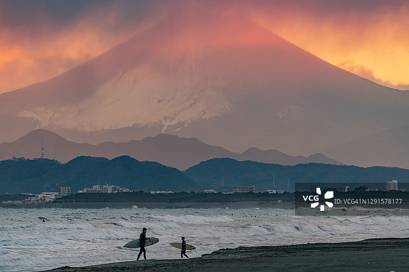 日本神奈川县的雪山富士山和日落海滩图片素材