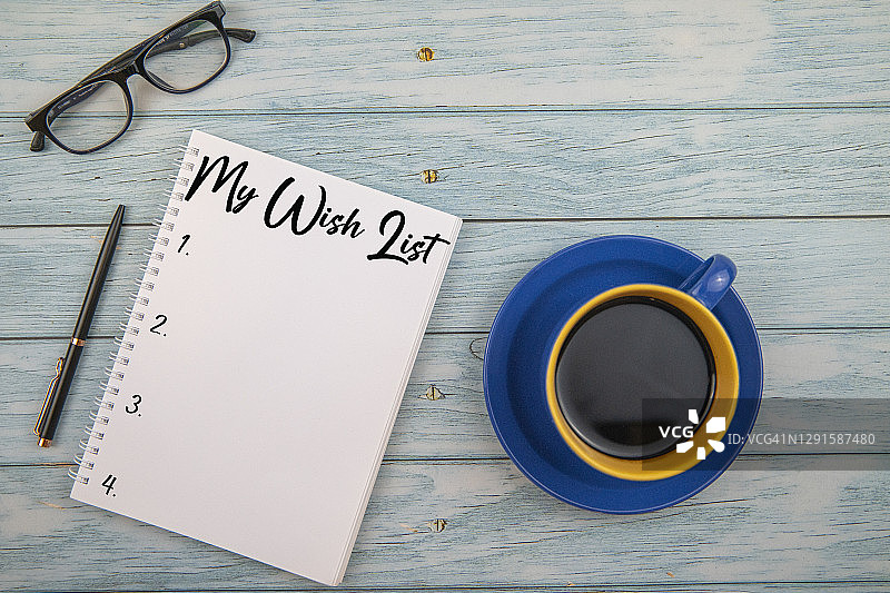 我的愿望清单，写在便笺上，附带眼镜、笔和咖啡杯图片素材