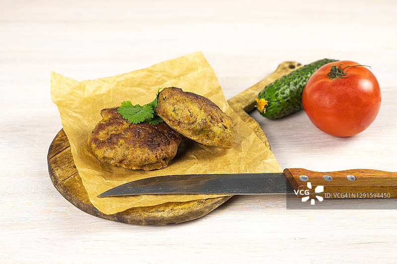 砧板上自制牛肉汉堡肉饼，低碳饮食图片素材