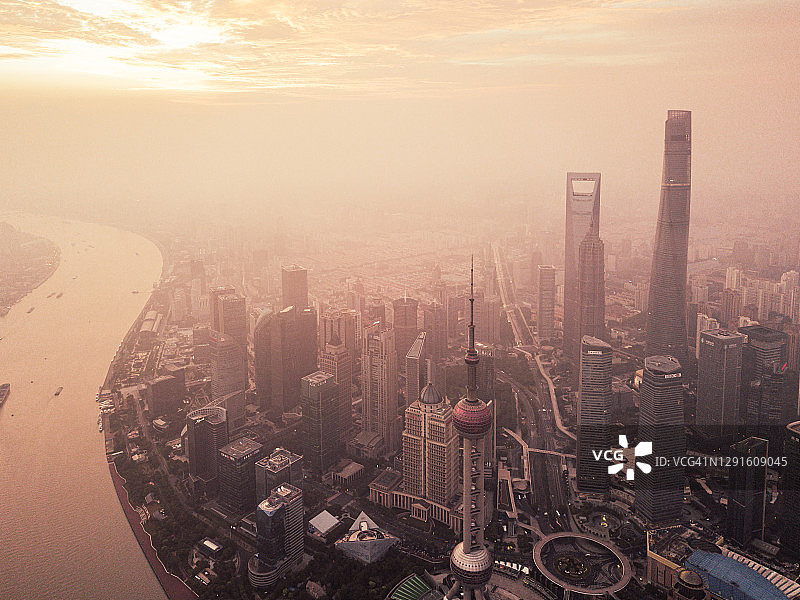 日出时分上海天际线无人机视角图片素材