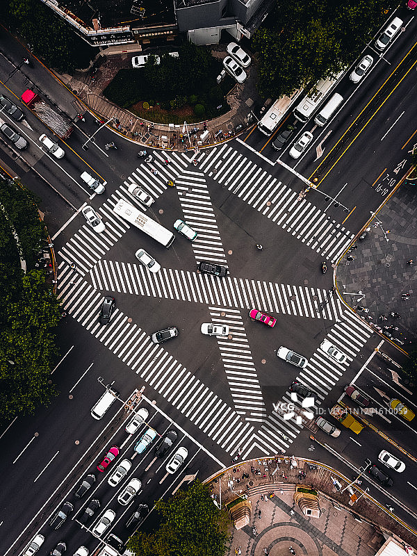 城市街道十字路口无人机视角图片素材