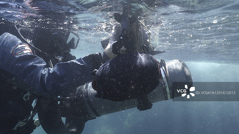 水肺潜水员使用水下摄影机探索海洋图片素材