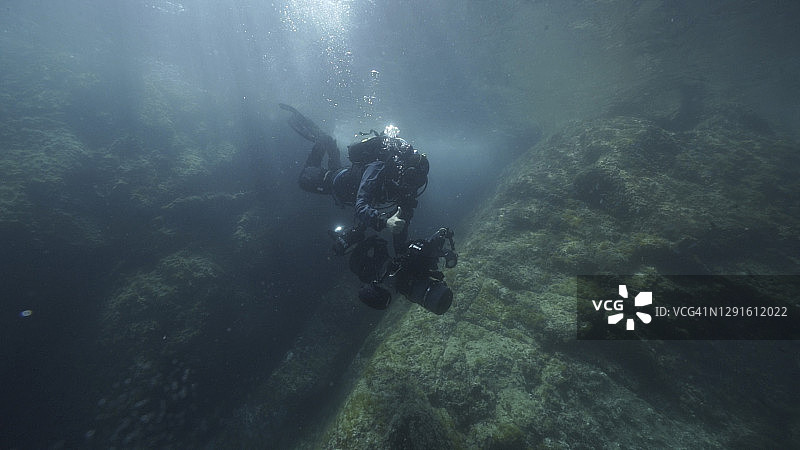 水肺潜水员使用水下摄影机探索海洋图片素材