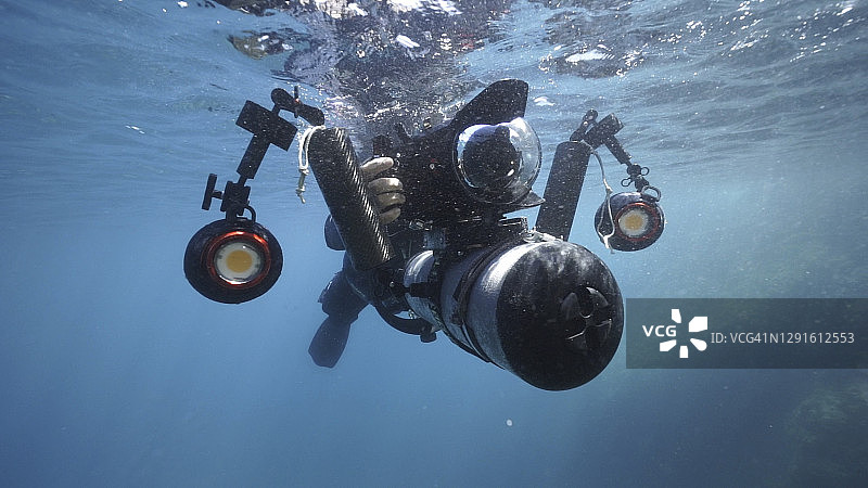 水肺潜水员使用水下摄影机探索海洋图片素材