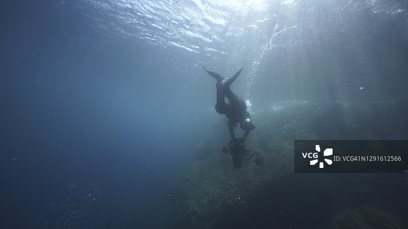 水肺潜水员使用水下摄影机探索海洋图片素材