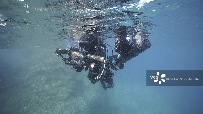 水肺潜水员使用水下摄影机探索海洋图片素材
