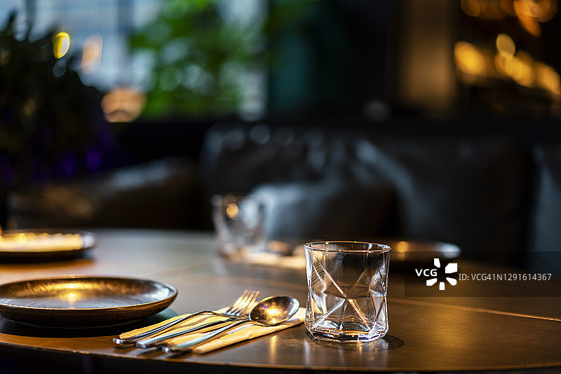 豪华餐厅内的餐桌图片素材