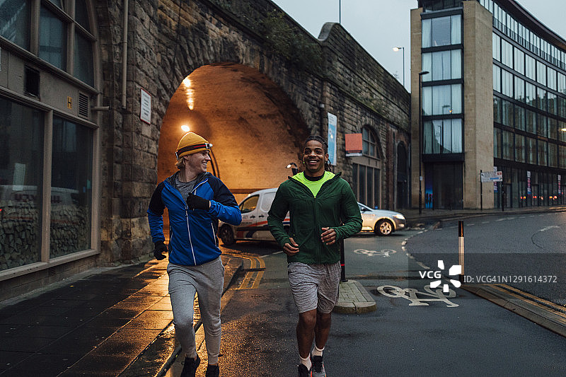 城市夜跑图片素材