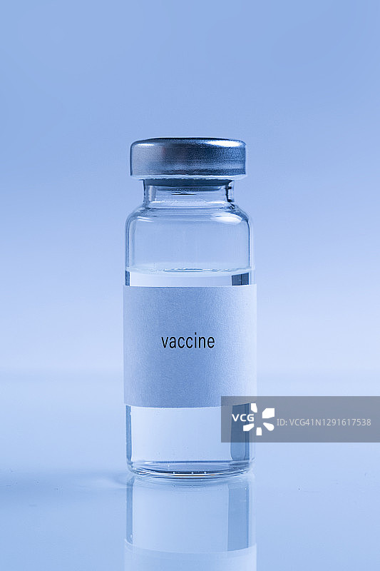 装有新冠病毒或感冒流感疫苗的医用玻璃瓶或安瓿，背景为白色。治疗和预防感染、病毒和肺炎传播的概念图片素材