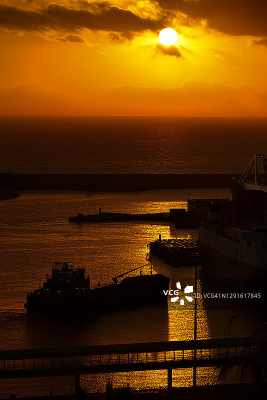 黎明时分的巴塞罗那港口航拍图片素材