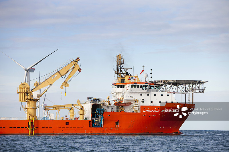 敷缆船在海上风电场铺设电缆图片素材