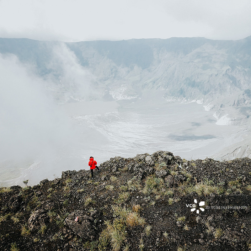 独自站在坦博拉火山顶图片素材