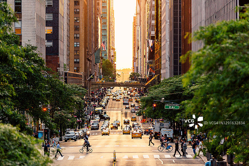 美国纽约市日落时分的第42街高角度视图图片素材