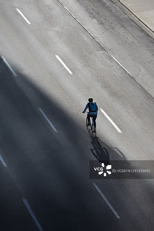 城市自行车通勤者图片素材