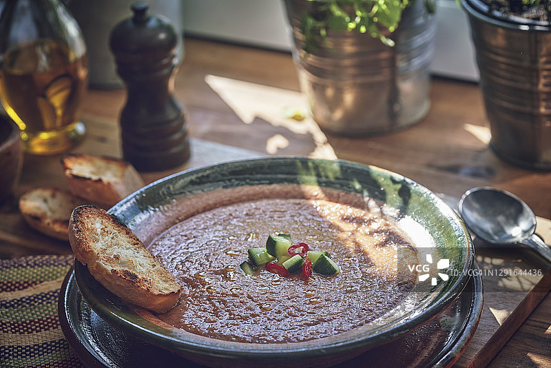 制作番茄黄瓜蔬菜冷汤图片素材