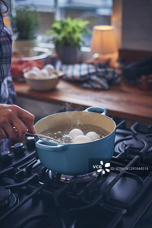 在厨房准备英式炸蛋图片素材