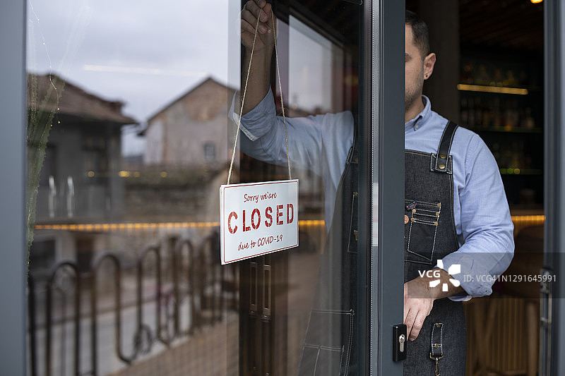 疫情期间 предприниматель 关闭餐厅图片素材