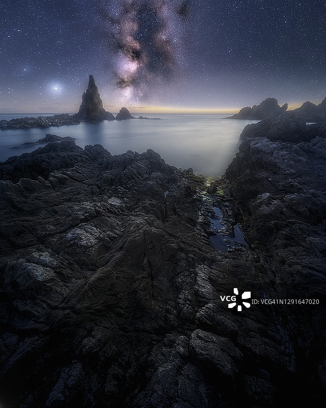 银河下的美人鱼礁海景图片素材