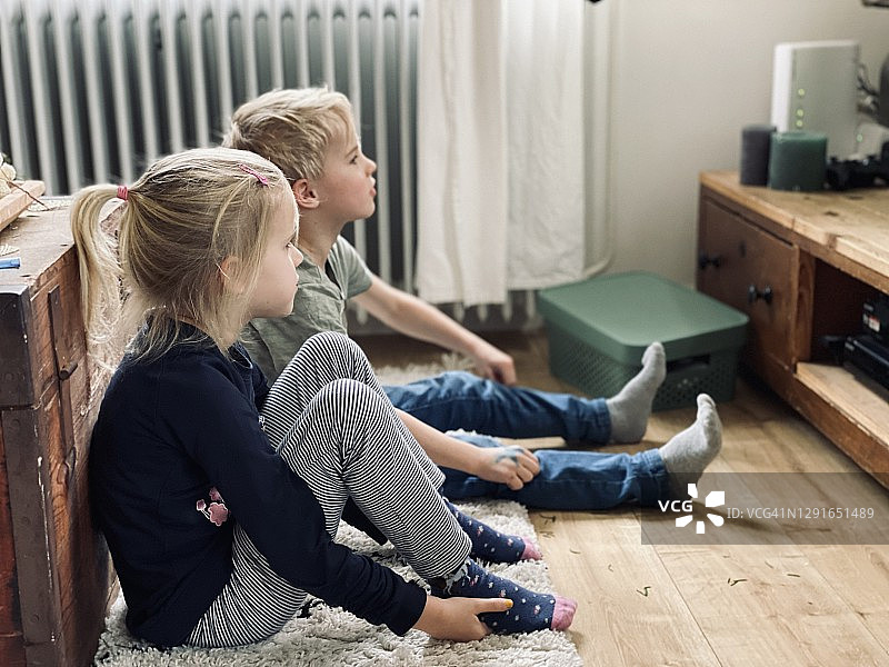 兄妹看电视图片素材