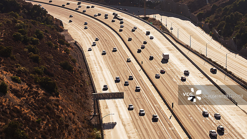 塞普尔维达峡谷405号州际公路上的阳光 - 无人机拍摄图片素材