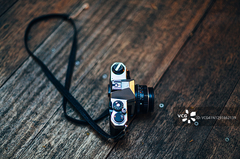 木地板上的复古金属胶片相机图片素材