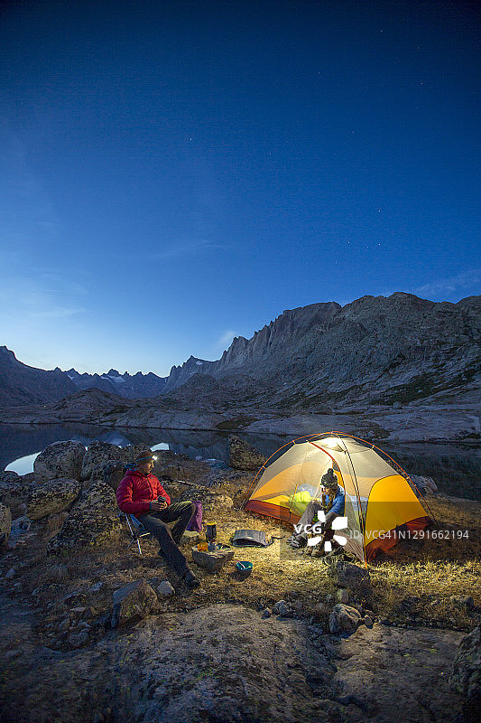 在风景优美的风河山脉背包旅行的夫妇图片素材