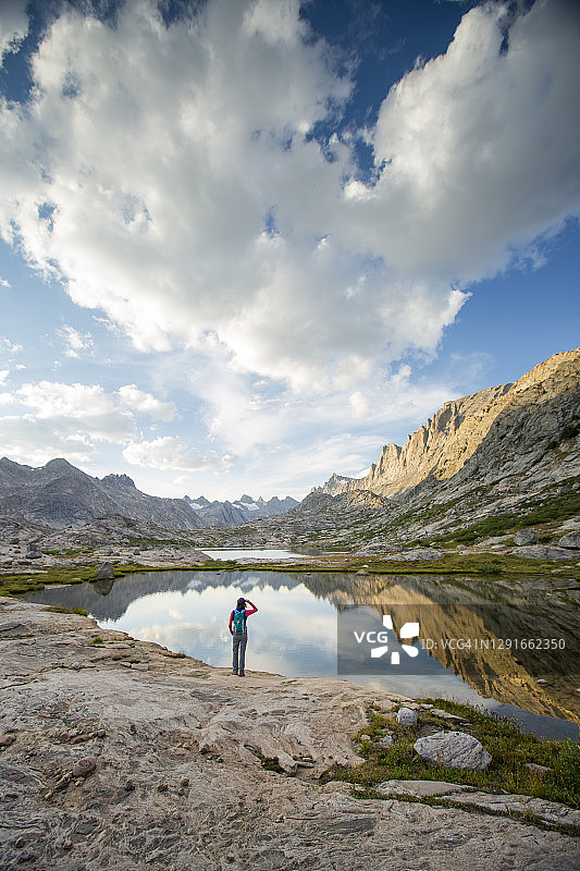 在风景优美的风河山脉徒步旅行的女人图片素材