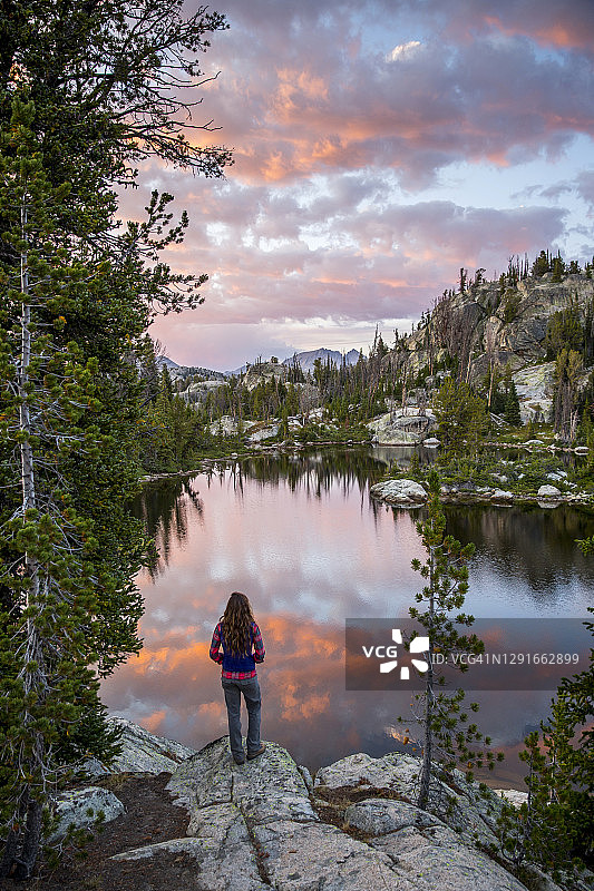 在风景优美的风河山脉徒步旅行的女人图片素材