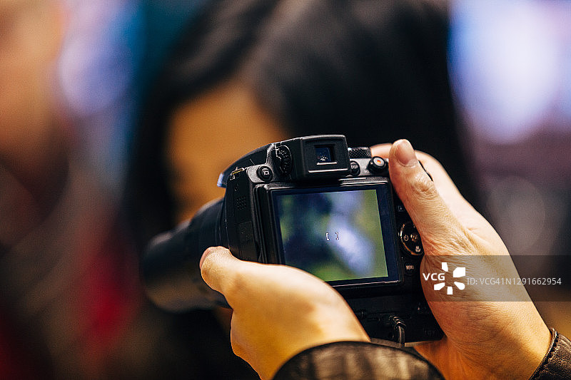 手持带液晶屏的数码相机图片素材