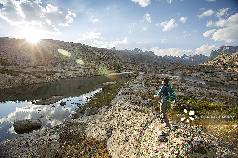 在风景优美的风河山脉徒步旅行的女人图片素材