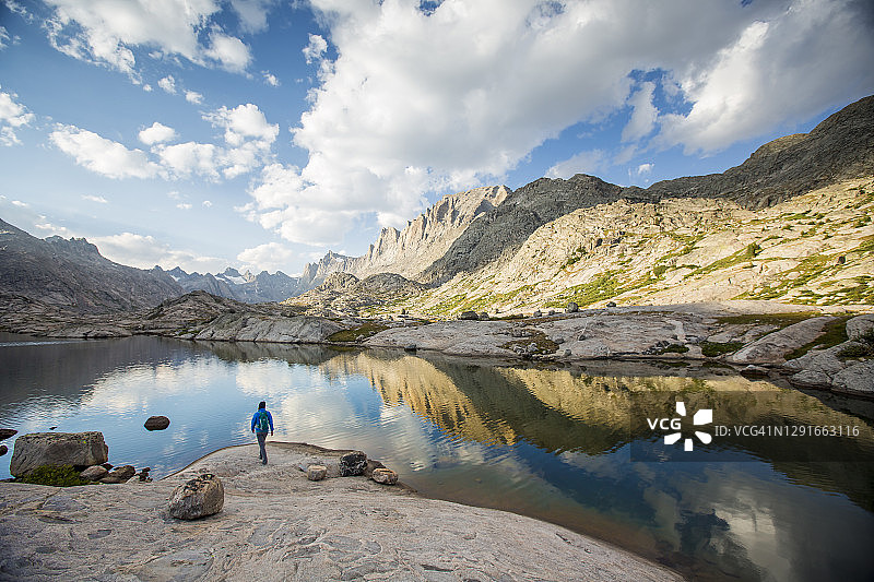 在风景优美的风河山脉徒步旅行的女人图片素材