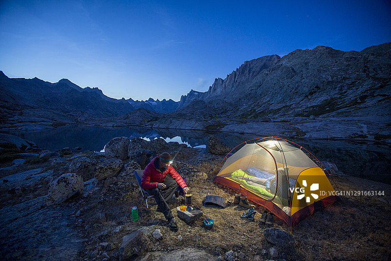 在风景优美的风河山脉背包旅行的夫妇图片素材