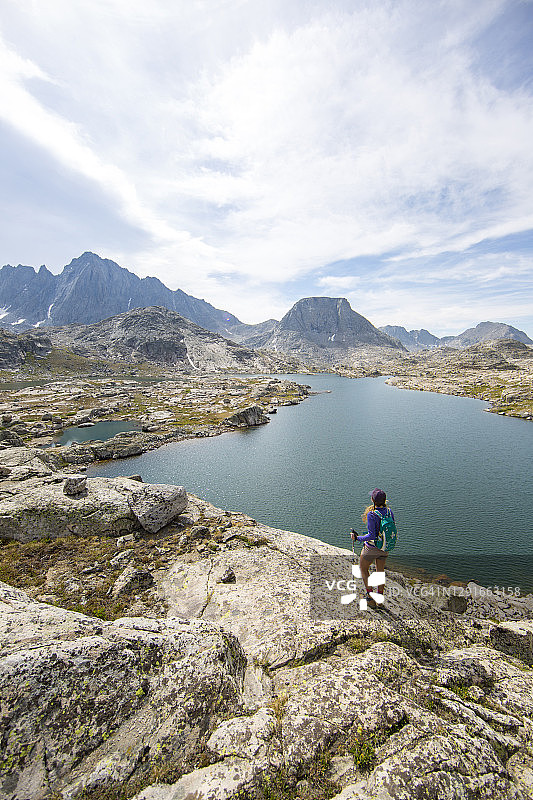 在风景优美的风河山脉徒步旅行的女人图片素材