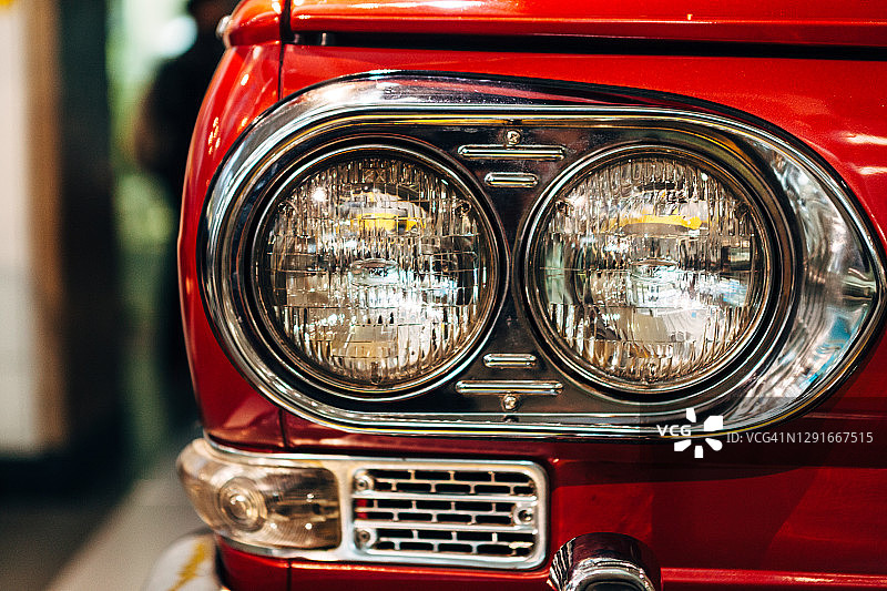 红色复古汽车车头灯图片素材