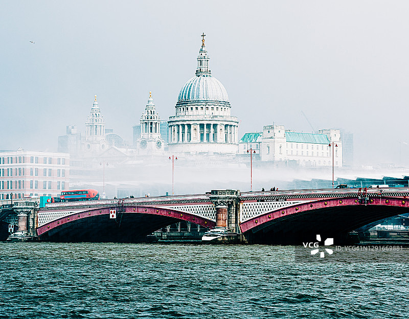 伦敦金融城南华克桥的雪景照片图片素材