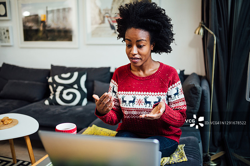 快乐的非洲裔美国女子在家工作图片素材