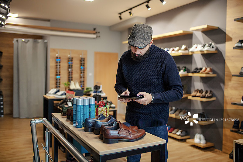 使用平板电脑的在线鞋业男商人图片素材