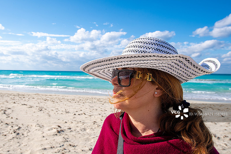 在古巴巴拉德罗海滩的拉丁美洲妇女肖像图片素材