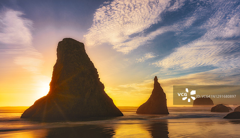 俄勒冈州班顿海蚀柱日落图片素材