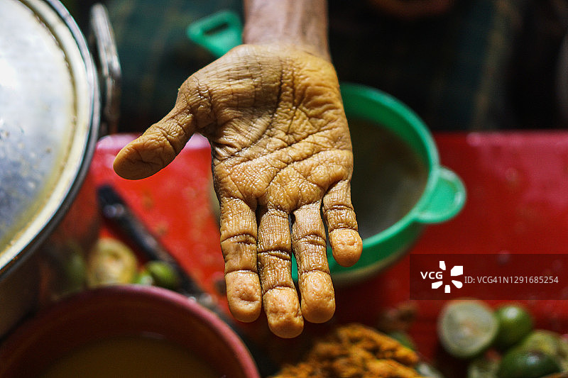 老妇人张开的手掌特写镜头图片素材