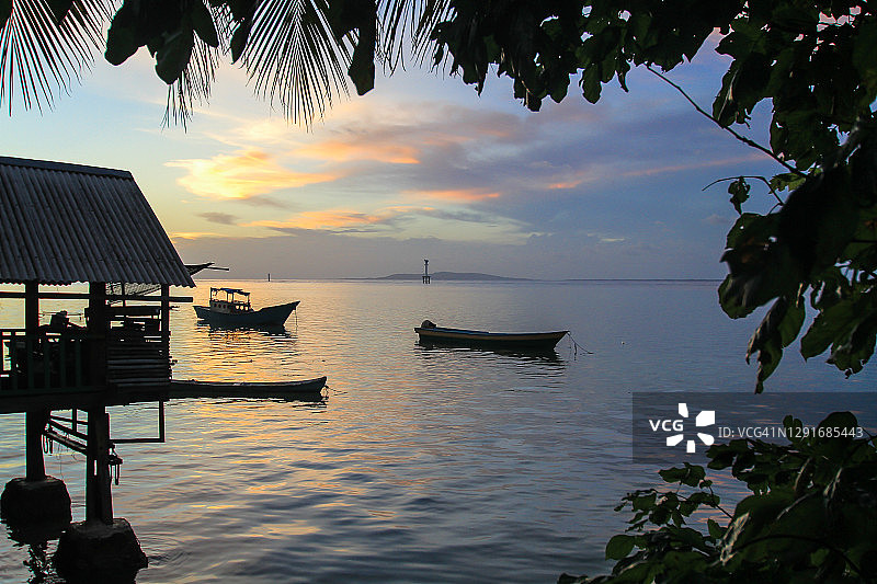 海边村庄的日落美景图片素材