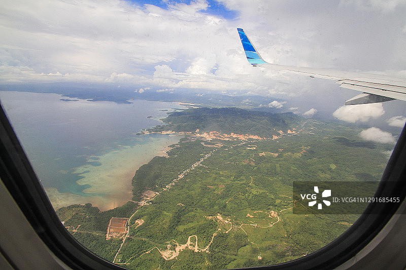 飞机舷窗外的海滩景观图片素材