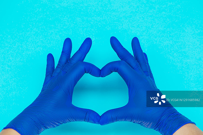医生戴手套比心手势特写图片素材