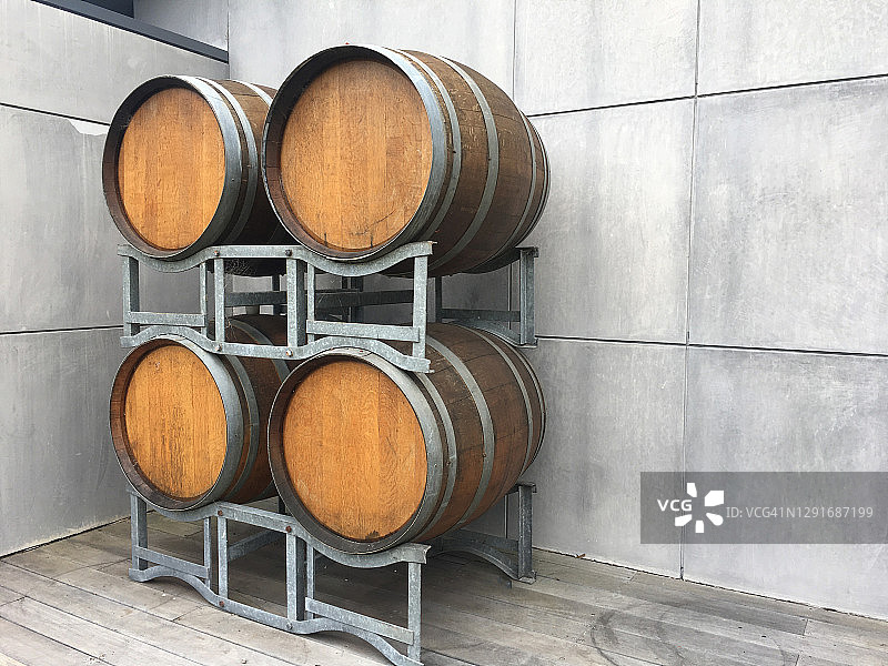 仓库中储存的葡萄酒桶图片素材