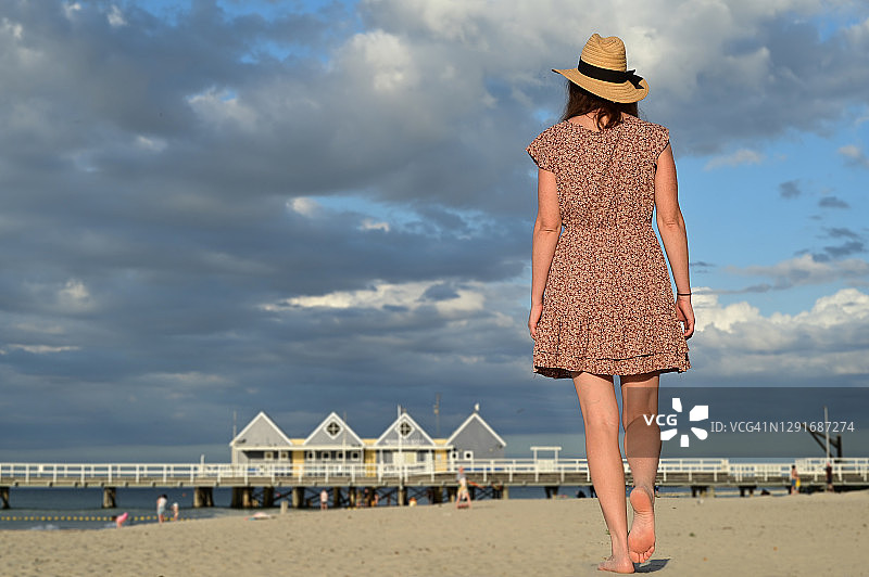 在巴瑟尔顿旅行的澳大利亚成年女性图片素材