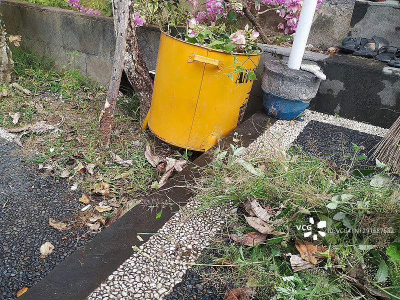 清理花园里的草和垃圾图片素材