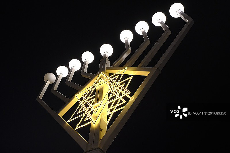 在德国柏林从下方观看的巨大光明节烛台图片素材