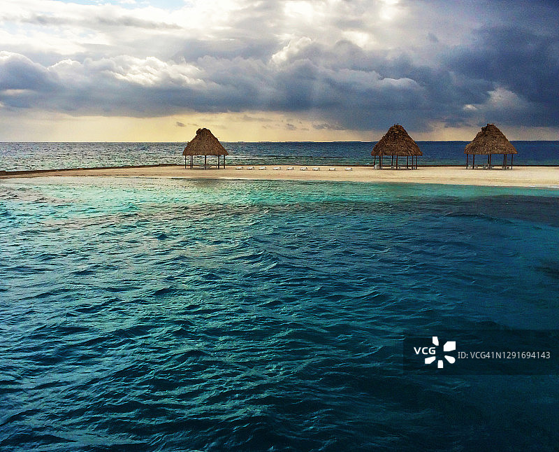 热带伯利兹环礁图片素材