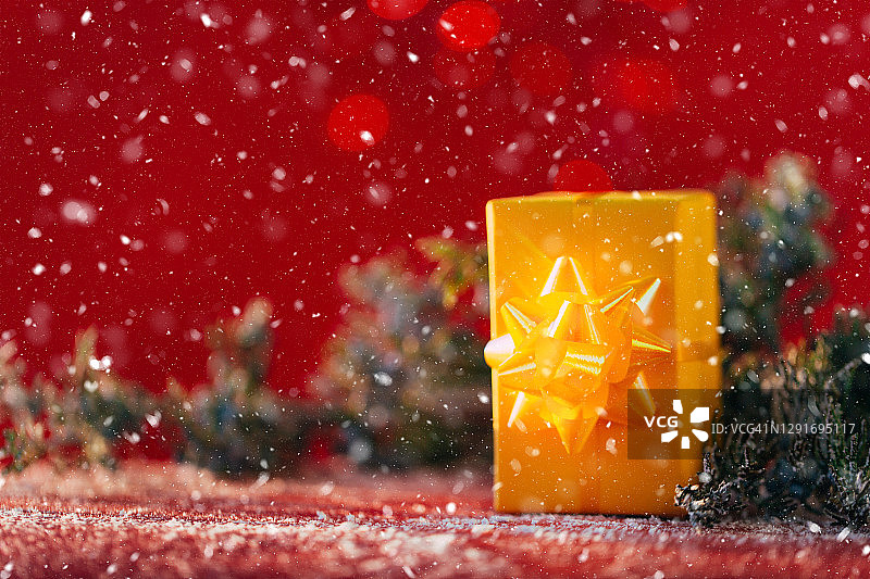 黄色闪亮圣诞礼物新年概念图片素材