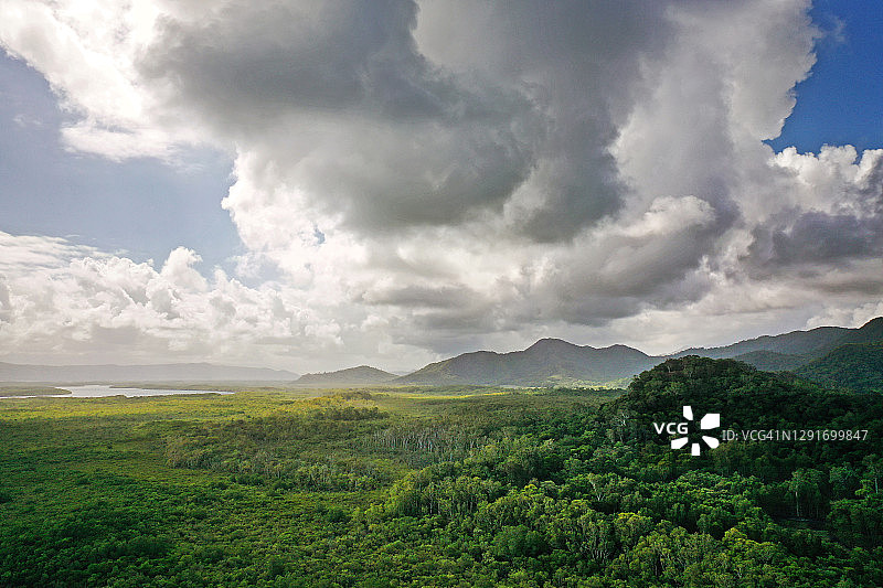 森林、山脉与壮阔云彩图片素材